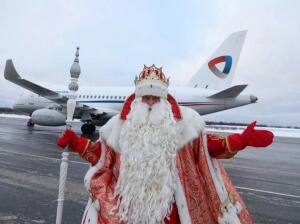Российский Дед Мороз встретил первый самолет!